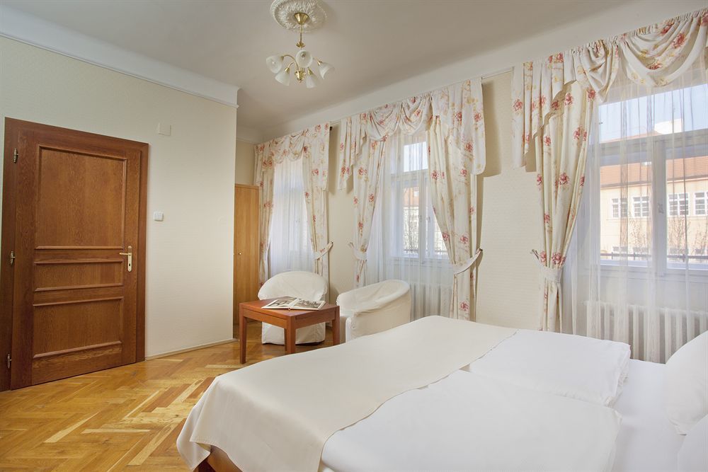 Hotel At The Golden Scissors Praga Esterno foto